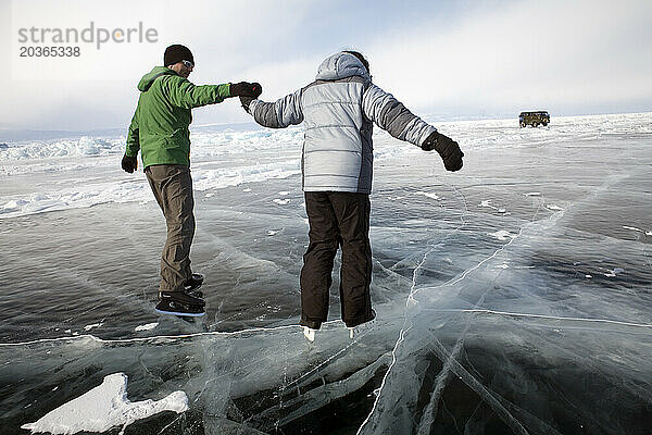 Ein paar Eislaufen auf dem zugefrorenen Baikalsee  Sibirien  Russland.