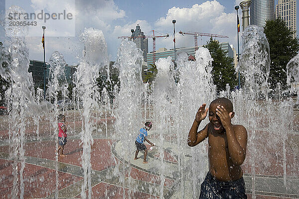 Kinder spielen im Centennial Park Fountain  Atlanta  GA