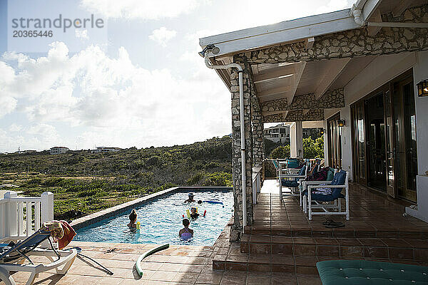 Glückliche Familie im Pool der Caribbean Villa im Urlaub