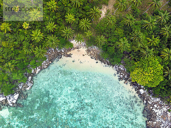 Indonesien Anambas-Inseln - Drohnenansicht der Küste der Insel Telaga