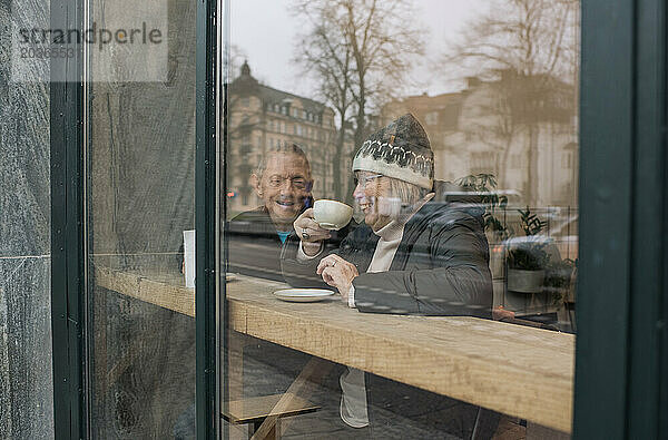 Ein Rentnerpaar in den Siebzigern saß in einem Café und lachte zusammen