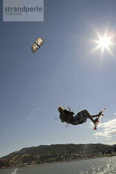 Kiteboard segelt durch die Luft.