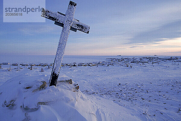 Friedhof mit Blick auf Iglulik  Nunavut  Kanada