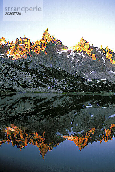 Laguna Tonchek Reflection  Nationalpark Nahuel Huapi  argentinisches Patagonien. (vertikale Reflexion)