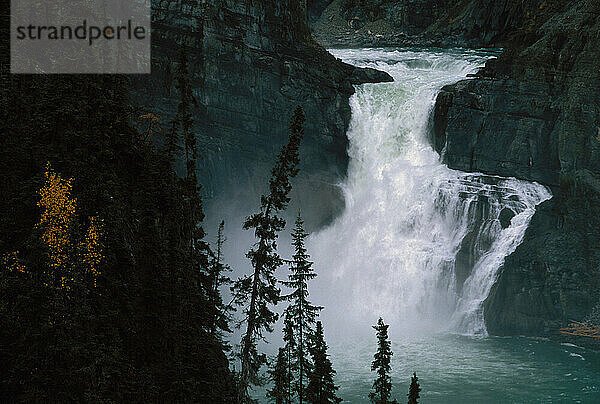 Virginia Falls im Nahanni-Nationalpark  Nordwest-Territorien  Kanada