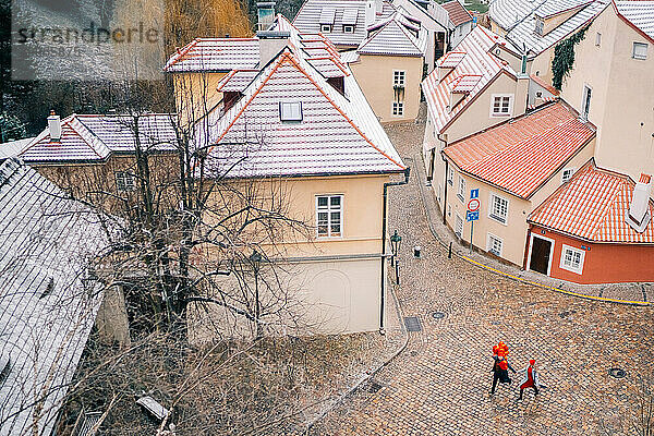 Junges Paar geht mit Luftballons im Herzen durch Prag