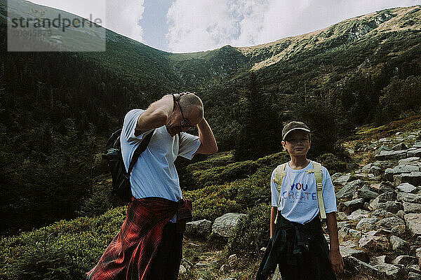 Erwachsene und Kinder erkunden das Schneekoppe-Gebirge im Riesengebirge