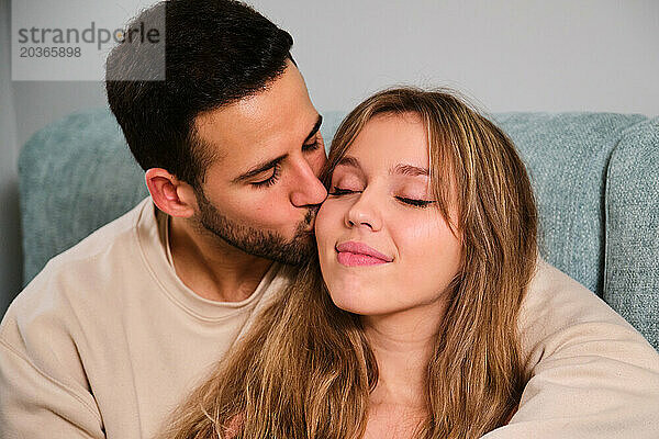 Spanisches junges verliebtes Paar  Kuss auf die Wange.