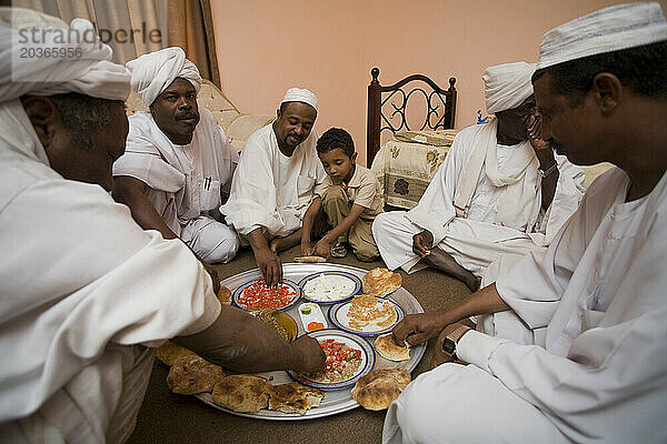 Sayyid Abdelbagi zu Hause in El Obeid  Nordkordofan  Sudan (4. von rechts) feiert den Kauf von Kamelen  die nach Ägypten gehen sollen