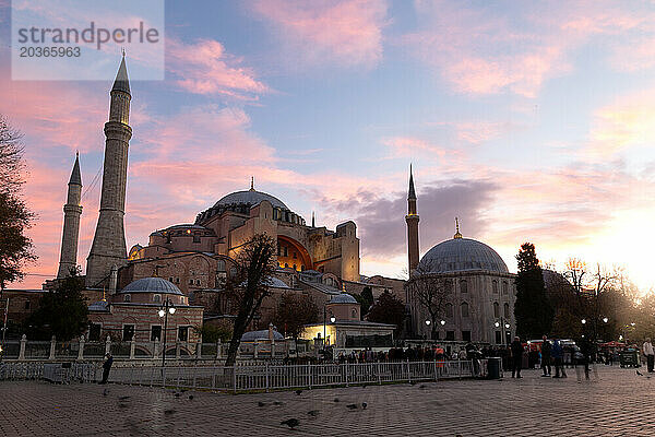 Touristen vor der Hagia Sophia Moschee während des rosafarbenen Sonnenaufgangs  Istanbul