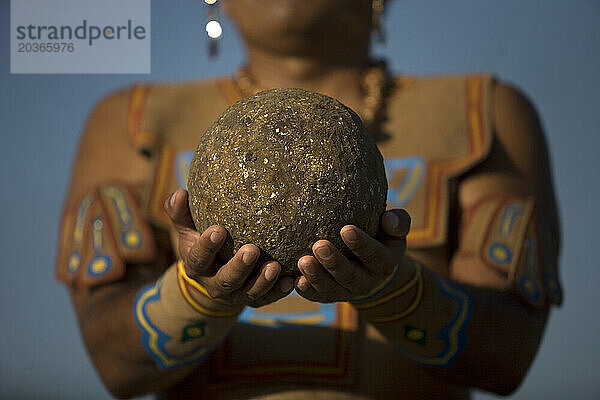 Ein Maya-Ballspieler hält den Ball aus Hule im Dorf Chapab im Bundesstaat Yucatan auf der mexikanischen Halbinsel Yucatan hoch