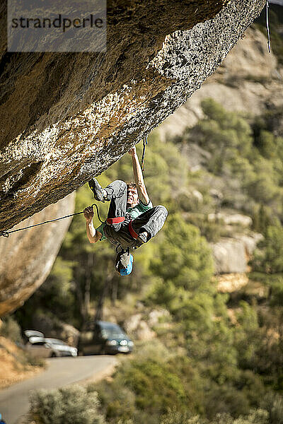 Der italienische Profikletterer Stefano Ghisolfi klettert Demencia Senil  9a+ in Margalef  Spanien.