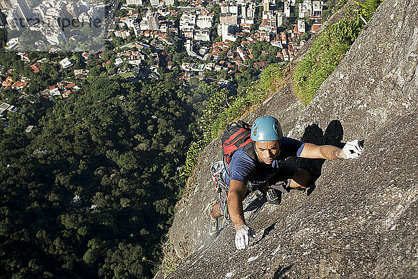 Ein Kletterer in Aktion über Rio de Janeiro  Brasilien.