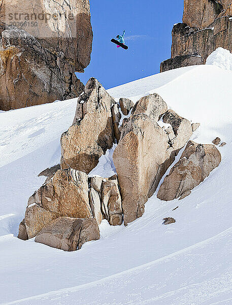 Eine Snowboarderin macht einen Sprung im Hinterland von Cerro Catedral  Argentinien