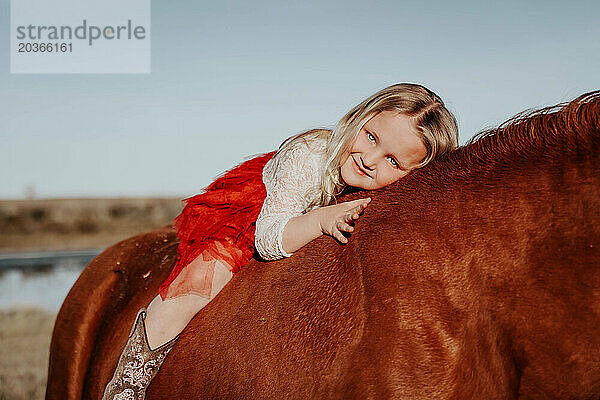 Blonder Charme: 4-jähriges Mädchen und ihr Pferd knüpfen eine unzerbrechliche Bindung!