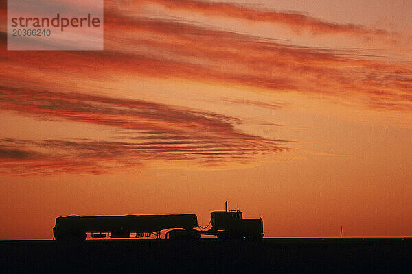 Eine Silhouette eines Lastwagens bei Sonnenuntergang  Japan  Asien.