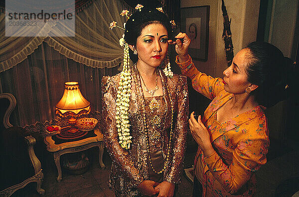 Vorbereitung einer Braut  Bandung  Java  Indonesien.
