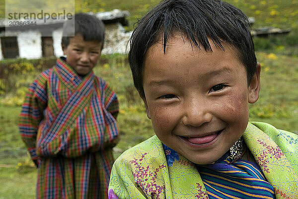 Zwei bhutanische Kinder in Lingshi.
