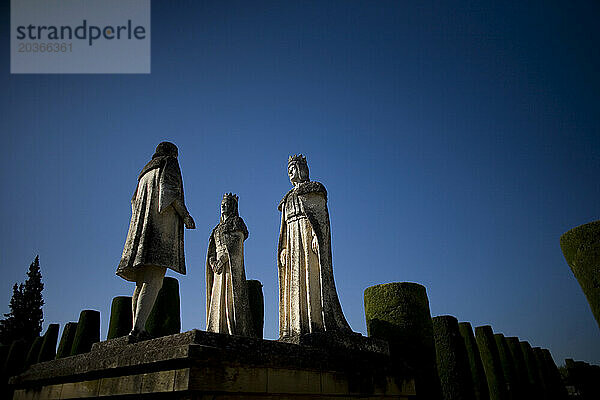 Statuen der katholischen Könige und von Christoph Kolumbus schmücken den Alcazar de los Reyes Cristianos  das Schloss der christlichen Könige in Cordoba  Andalusien  Spanien.