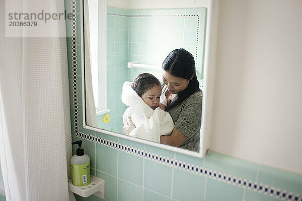 Eine asiatisch-amerikanische Mutter trocknet ihre Tochter nach dem Bad mit einem Handtuch ab  30. Januar 2011.