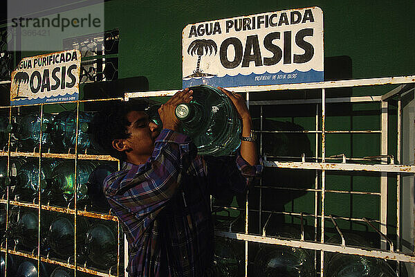 Arturo Castillo  18  stellt morgens in einem Geschäft in Matamoros  Mexiko  Flaschen Trinkwasser zum Verkauf bereit.