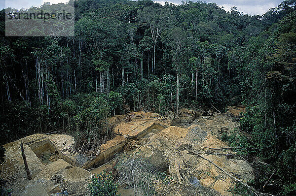 Von illegalen brasilianischen Goldgräbern in der Nähe des Orinoco-Flusses im Amazonas-Regenwald im Süden Venezuelas ausgegrabene Erde.