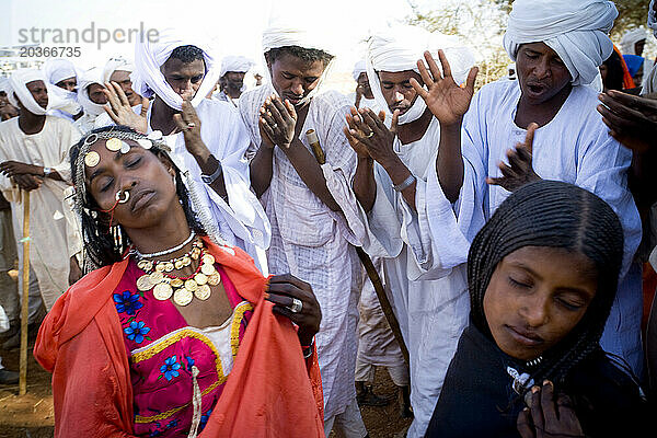 Shanabla-Männer tanzen und singen bei einer Hochzeitsfeier in der Nähe von El Obeid  Nordkordofan  Sudan. Als Nomadenstamm züchten sie Kamele.