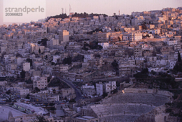 Amman und sein Kolosseum bei Sonnenuntergang  Jordanien