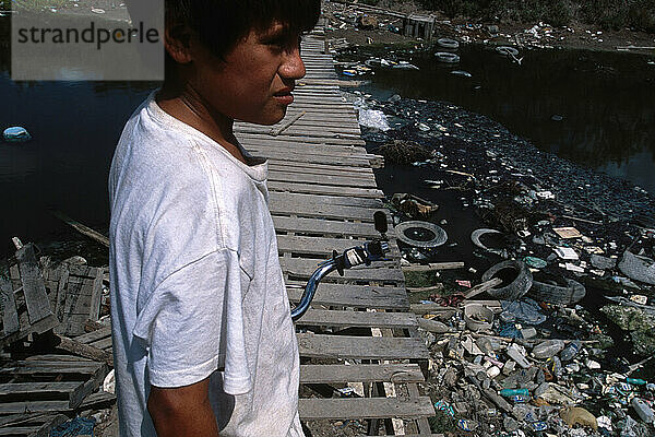 Silvestre Tamez  13  fährt mit dem Fahrrad über einen Abwasserkanal in Matamoros  Mexiko.