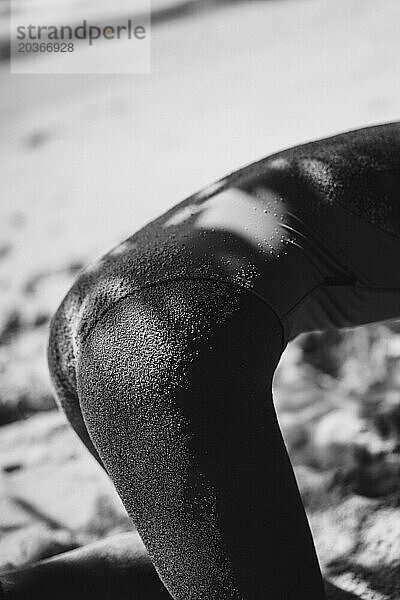 Frau am Strand  Sand am Körper  schwarz-weiß  monochrom