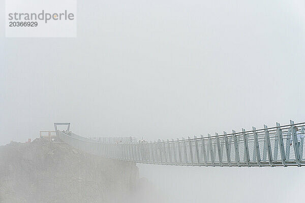 Hängebrücke in den Bergen im Nebel  Skigebiet Whistler Blackcomb  Whistler  British Columbia  Kanada