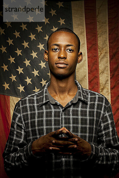Ein Mann posiert für ein Porträt als Erstwähler bei der US-Präsidentschaftswahl im November 2012 für ein Projekt über neue amerikanische Wähler.