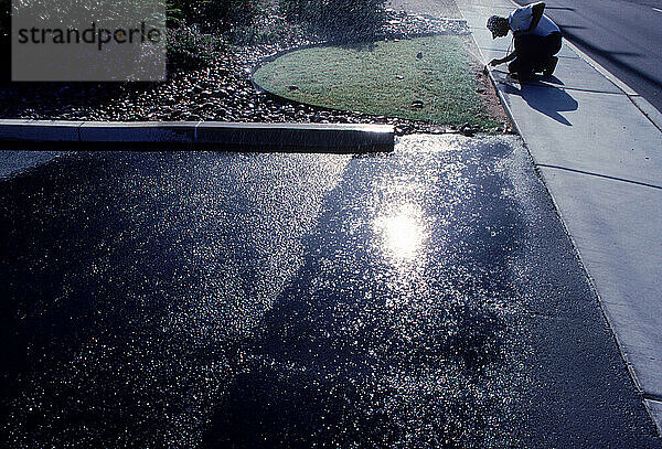 Wasserpolizist überprüft eine fehlgeleitete Düse in Tucson  Arizona.