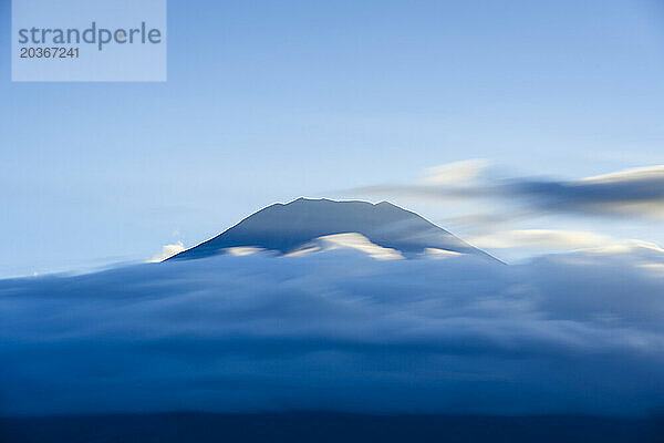 Langzeitbelichtung dramatischer Wolken über dem Fuji