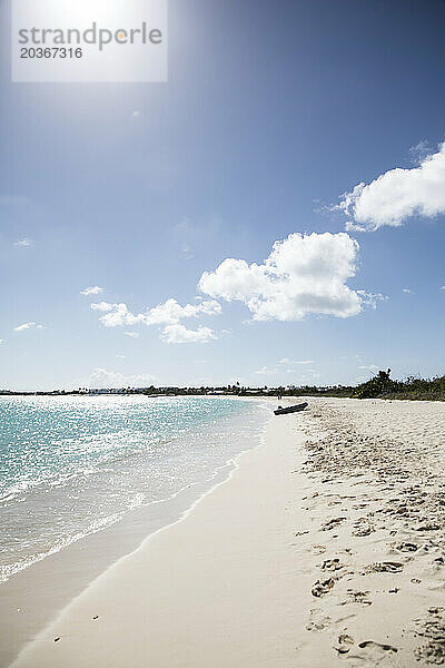 Horizontale Ansicht des karibischen Anguilla Beach an einem sonnigen Tag
