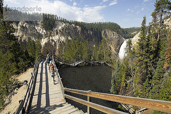 Menschen überqueren eine Fußgängerbrücke zum Grand Canyon des Yellowstone-Nationalparks
