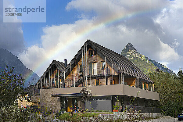 Regenbogen über dem Hotel Sanje Ob Soci in Bovec  Triglav  Slowenien