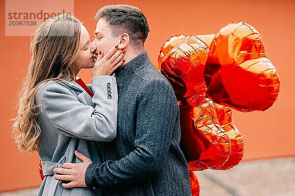 Junges Paar geht mit Luftballons im Herzen durch Prag