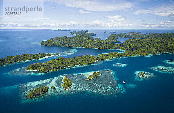 Luftaufnahme der tropischen Inseln von Palau  umgeben vom Meer