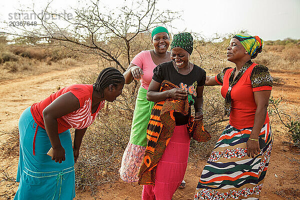 Gruppe glücklicher tansanischer Frauen