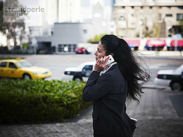 Frau spricht am Mobiltelefon