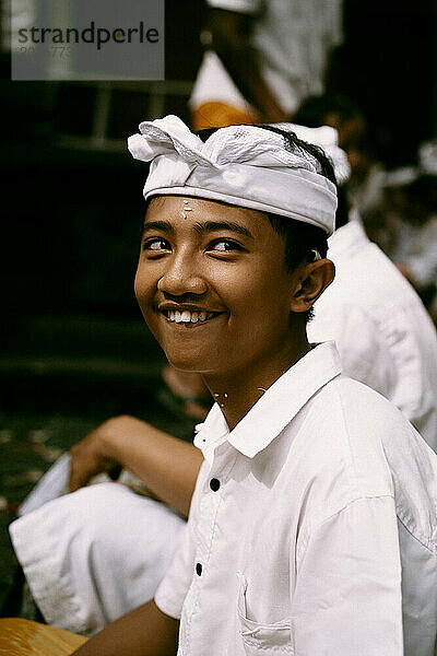 Traditionelle balinesische Zeremonie  kleiner Junge  nationale Kleidung im Tempel.