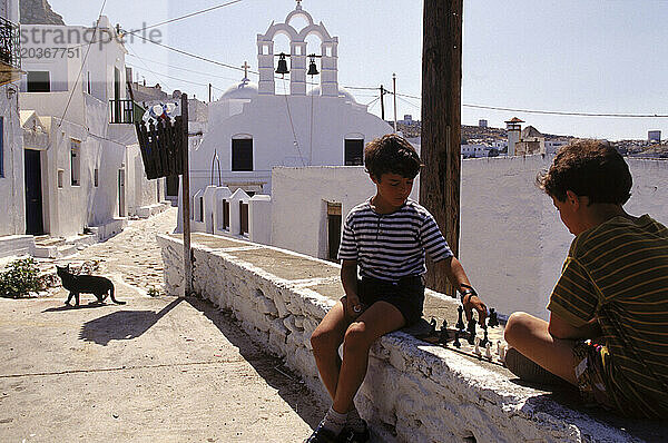 Kinder spielen Schach auf einer Felswand  Amorgos  Griechenland.