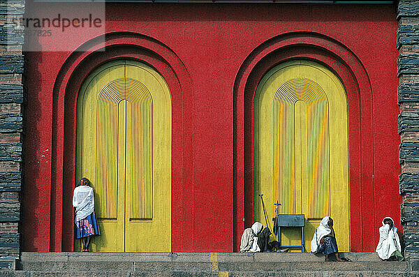 Menschen beten vor den Türen der koptisch-christlichen Kirche in Asmara  Äthiopien.