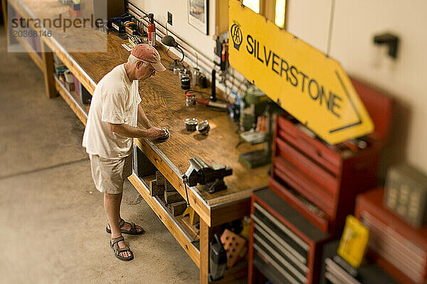 Ein Mann arbeitet an einer Werkzeugbank in seiner Garage in Pennsylvania.