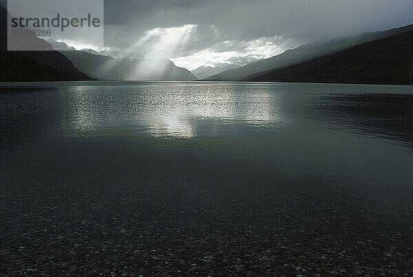 Sonnenstrahlen blicken durch Wolken am Roca-See  Nationalpark Tierra Del Fuego  Argentinien