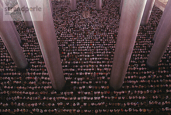 Eine Luftaufnahme einer großen Gruppe betender Menschen in der Moschee  Jakarta  Asien.