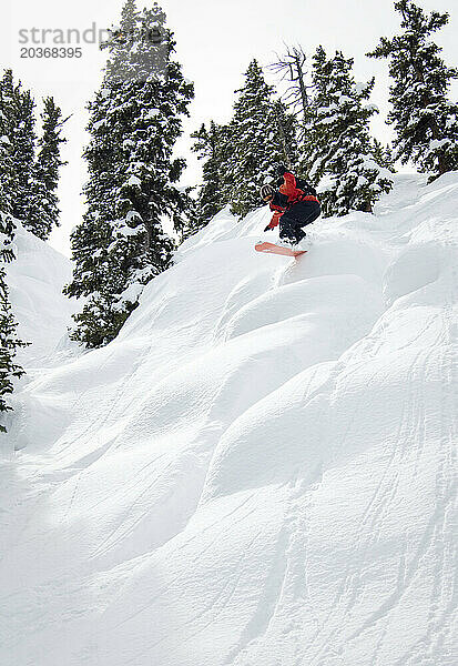 Ein Snowboarder schnappt sich Luft auf dem Mount Axtel  Crested Butte  Colorado.