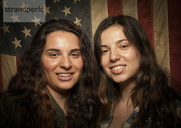 Schwestern posieren für ein Porträt als Erstwählerinnen bei der US-Präsidentschaftswahl im November 2012 für ein Projekt über neue amerikanische Wähler.