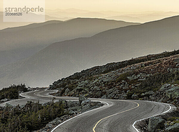 Blick auf die Bergstraße  die in Richtung Gipfel kurvt  New Hampshire